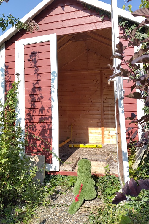 Fauchi begutachtet die Gartenhütte