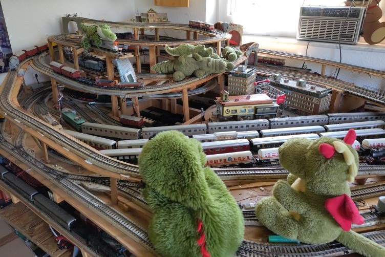 Fauchi und Eldfjall spielen mit der Modelleisenbahn