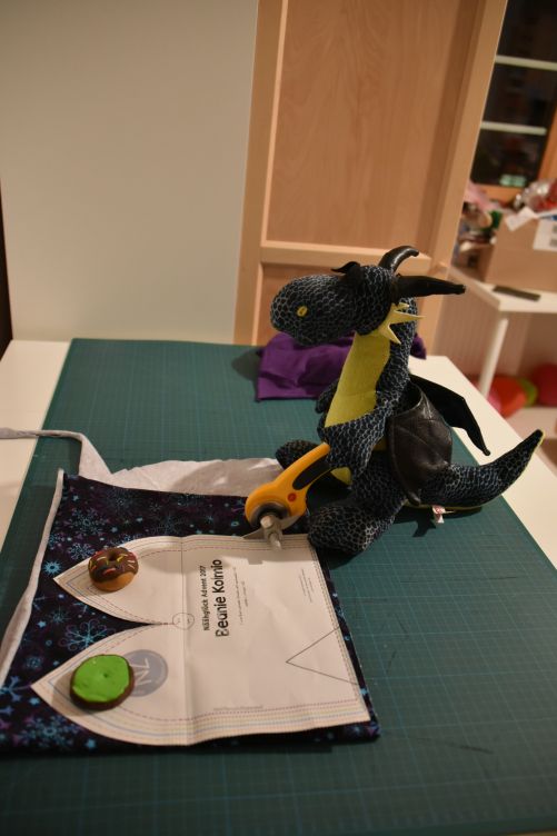 Violetta schneidet eine Hüpfmütze zu