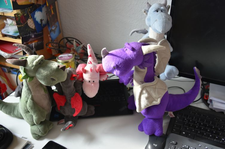 Päffchen, Nuuk, Bella und Violetta klappen der Mama Moni den Laptop zu
