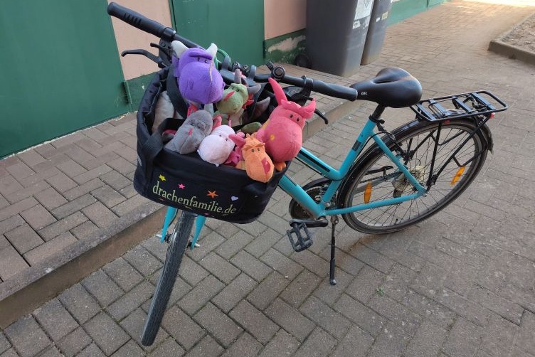 Drachen im Fahrradkörbchen