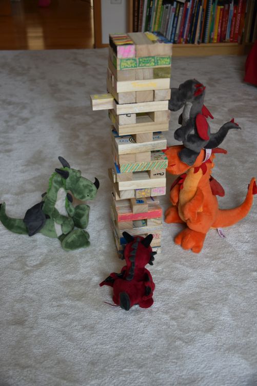 Askja, Aurora, Soleil und Nuuk spielen Jenga