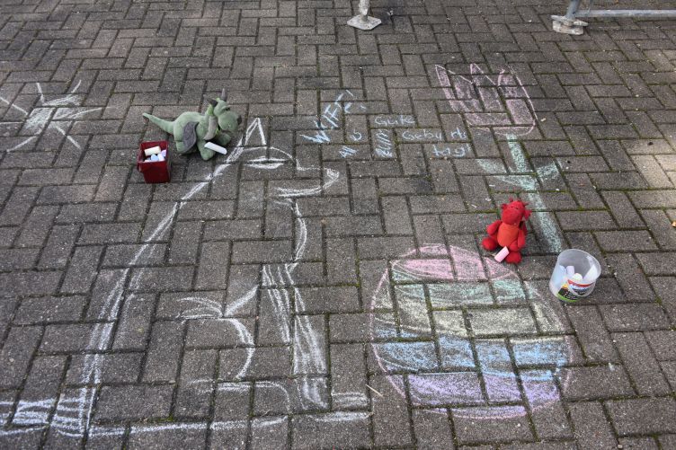 Grünling und Flämmchen malen ein Kreidebild