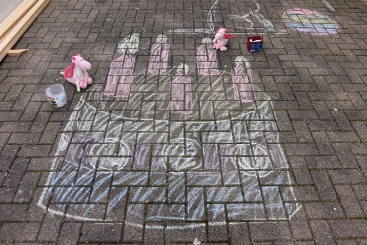 Fleur und Bella malen ein Kreidebild