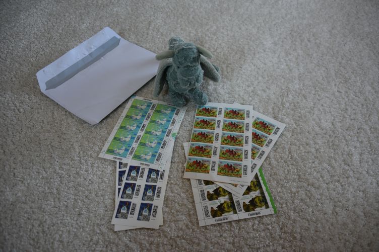 Ivy mit Briefmarken