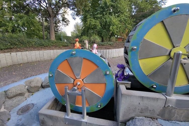 Wasserräder am Wasserspielplatz
