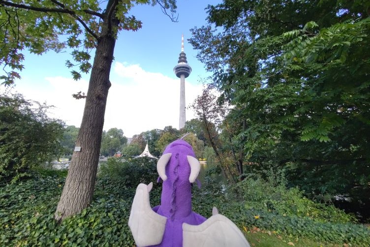 Violetta guckt zum Fernmeldeturm hoch