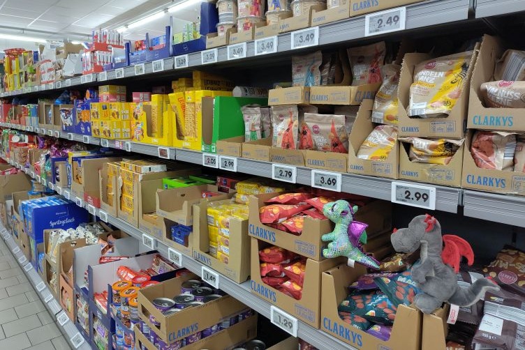 Shoppingdrachen im Laden