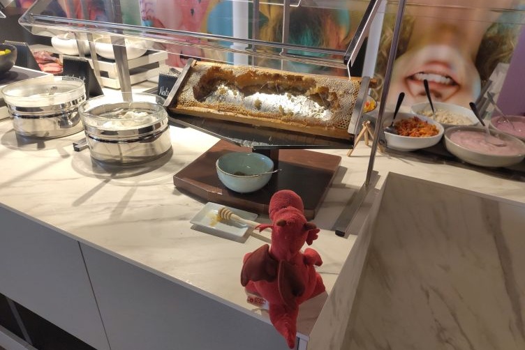 Frühstücksbuffet mit Honig