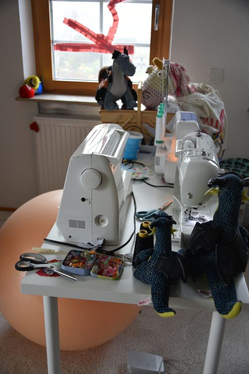 Nähmaschinen auf dem Nähtisch