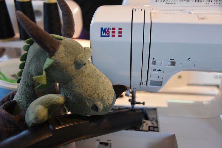 Päffchen saugt die Nähmaschine aus
