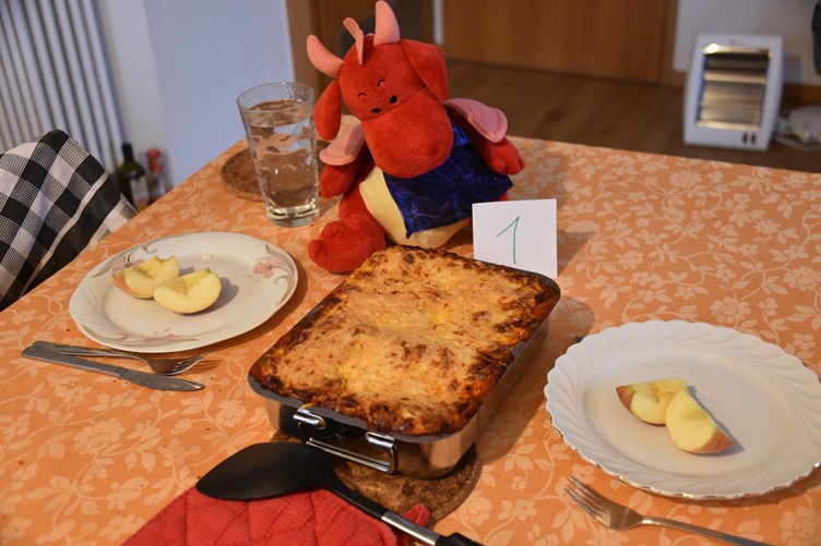 Rosa hat für die Menschen Lasagne zubereitet