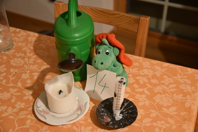 Feuerwehrdrache Grisu löscht Kerzen