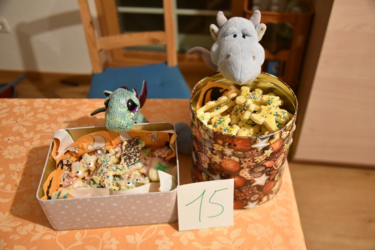 Happy und Niji mit Plätzchendosen