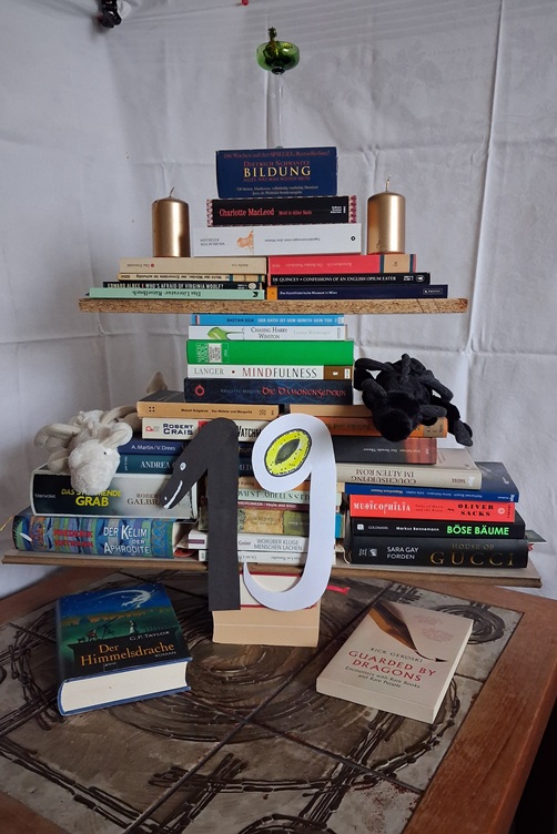 Frosty und Onyx mit ihrem Bücherschrein