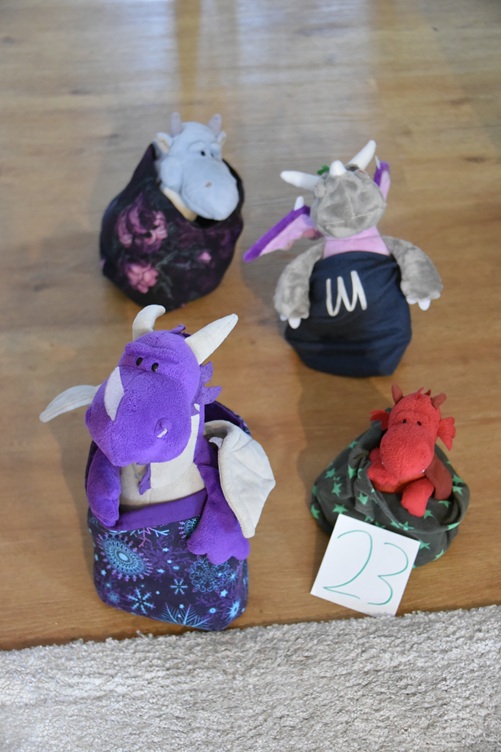 Violetta, Flämmchen, Silvara und Happy beim Mützenhüpfen