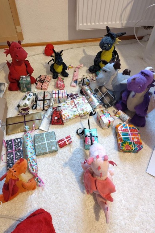 Eingepackte Adventskalendergeschenke für die Tante T