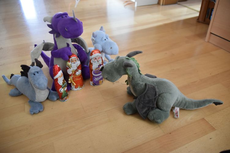 Sie übergeben die drei Schoko-Nikoläuse an Grünling