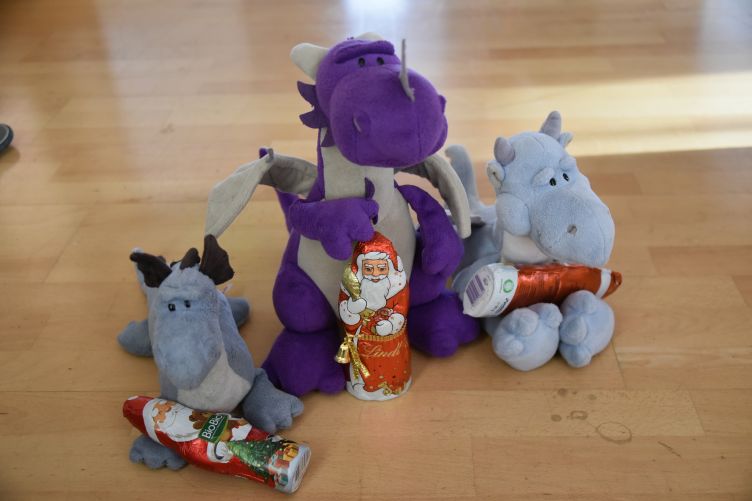 Happy, Violetta und Saphira kommen mit drei Schoko-Nikoläusen
