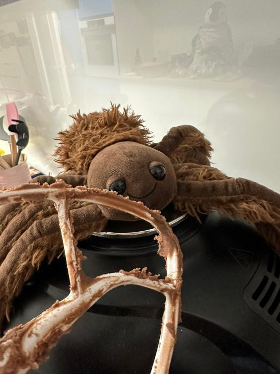 Minnie probiert den Teig