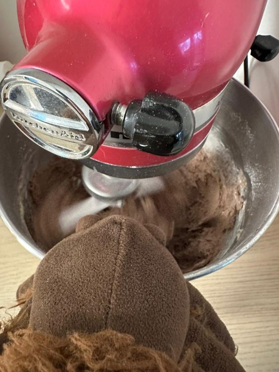 Die Küchenmaschine rührt den Teig