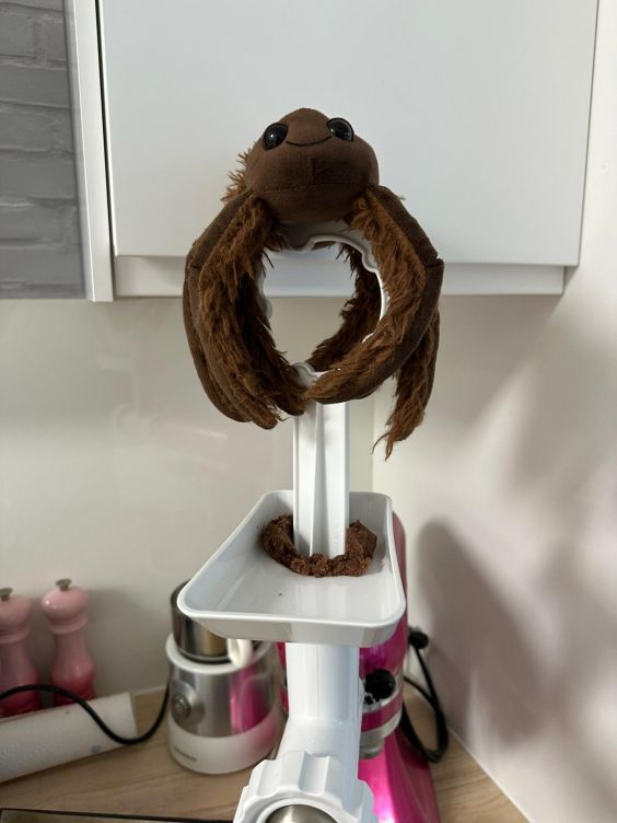 Minnie stopft Teig in den Fleischwolf