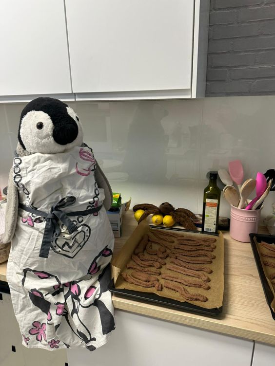 Lumi und Minnie mit den fertigen Spinnenbeinen