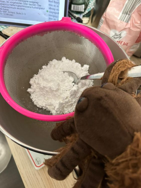 Minnie siebt den Puderzucker