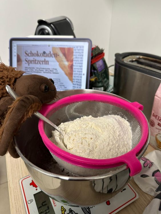 Minnie siebt Mehl und Kakao