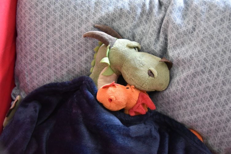 Päffchen und Paffina kuscheln auf dem Sofa