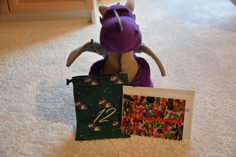 Violetta öffnet den drachtastischen Adventskalender von der Tante T