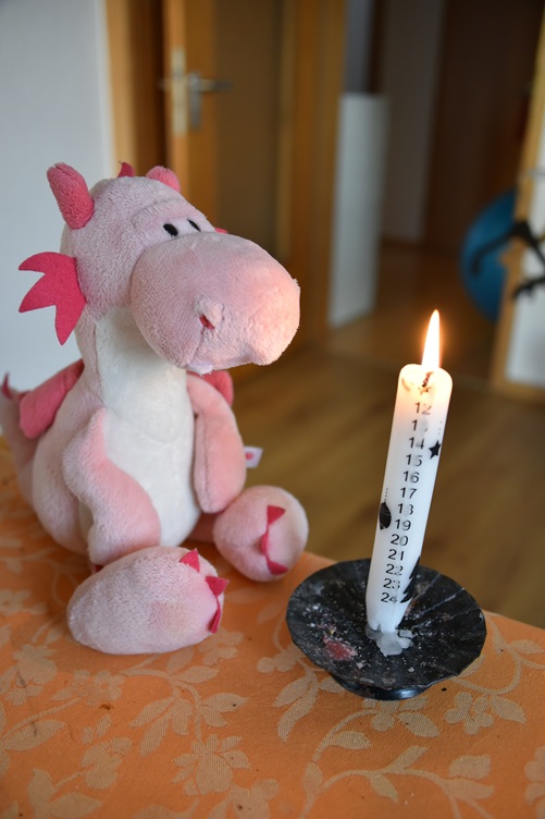 Fleur zündet die Adventskalender-Kerze an