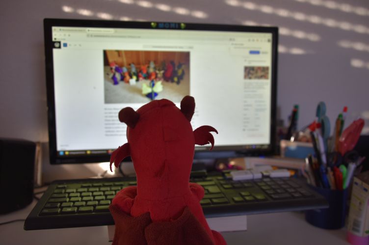 Ruby bereitet den Drachenfamilien-Adventskalender vor