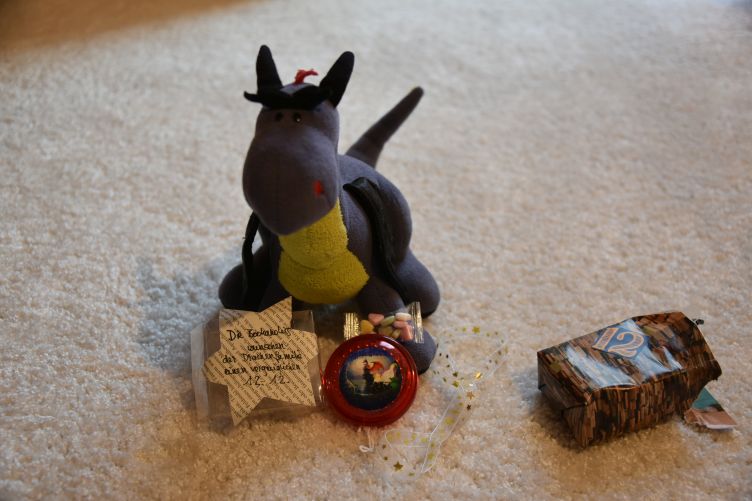 Luna öffnet den Adventskalender, den die Mama Moni von ihrer Mama bekommen hat