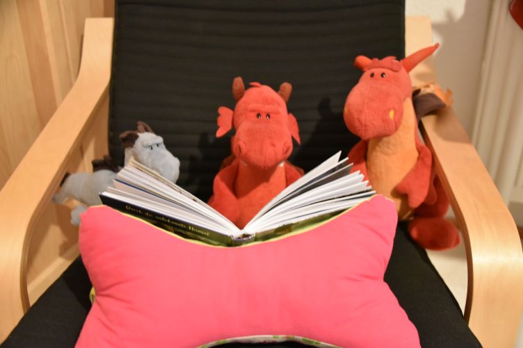 Ruby liest mit Chilli und Saphira ein Buch