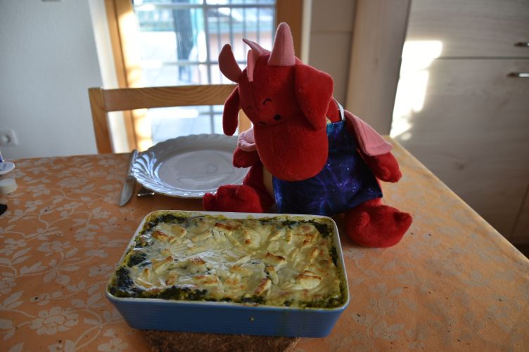 Rosa serviert Spinat-Schafskäse-Lasagne