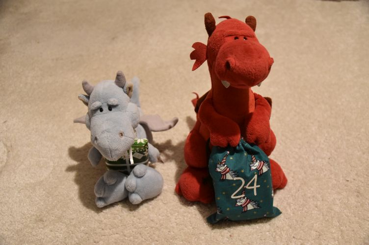 Ruby und Happy öffnen den Adventskalender