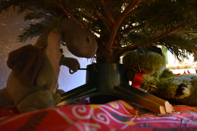 Päffchen und Fauchi machen den Weihnachtsbaum fest