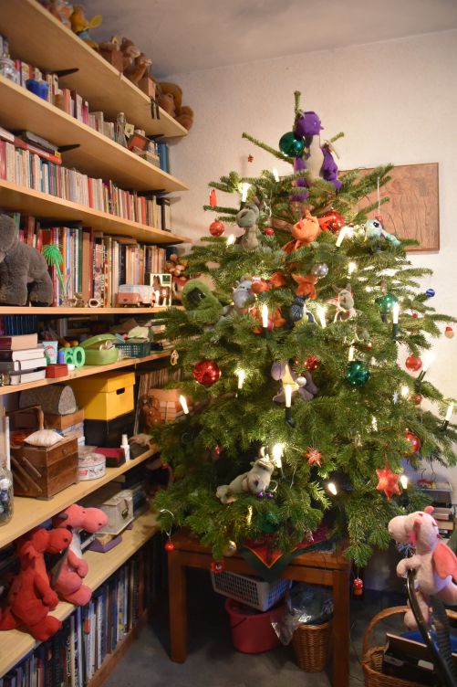 Drachis im geschmückten Weihnachtsbaum