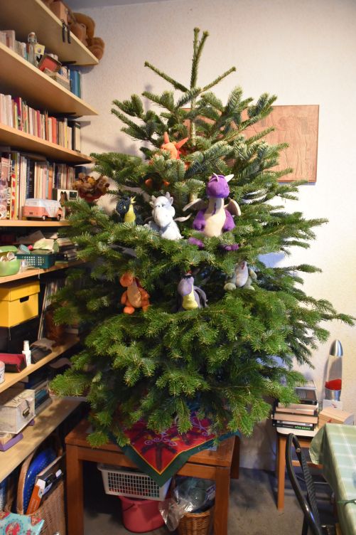 Drachis im ungeschmückten Weihnachtsbaum