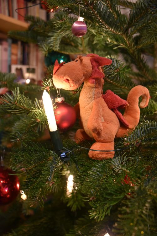 Paffina schmückt den Weihanchtsbaum