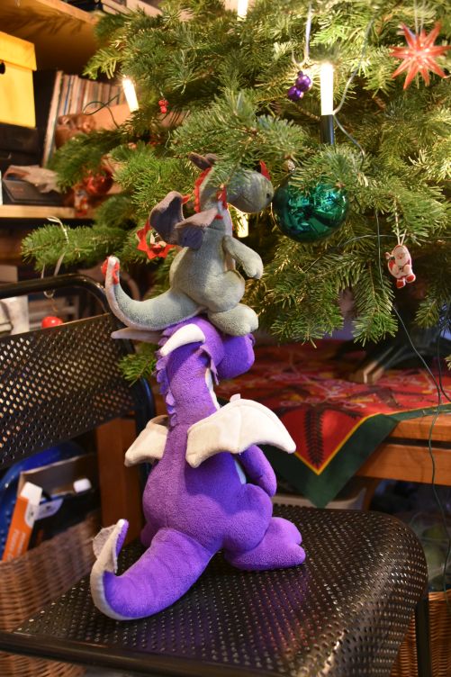 Violetta und Flora betreiben Schmück-Akrobatik