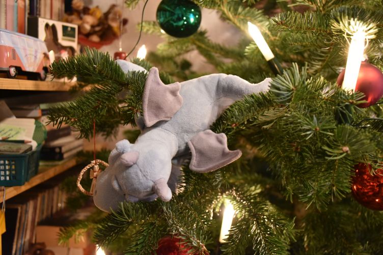 Happy macht Verrenkungen im Weihnachtsbaum