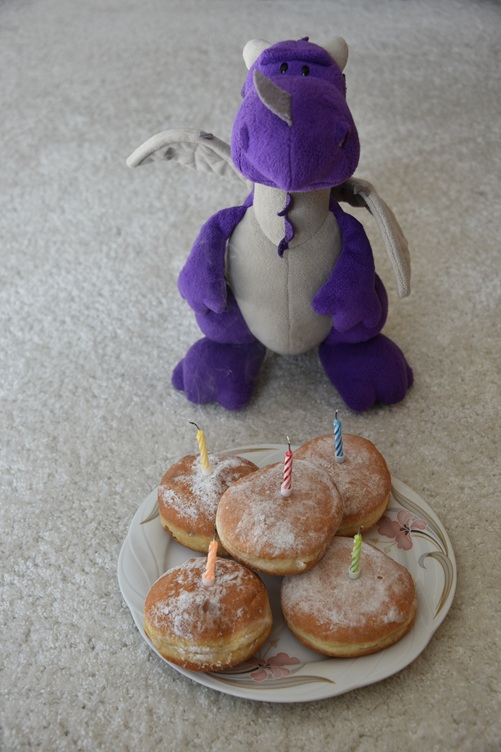 Kerzen an der Schlüpftagstorte wurden ausgepustet