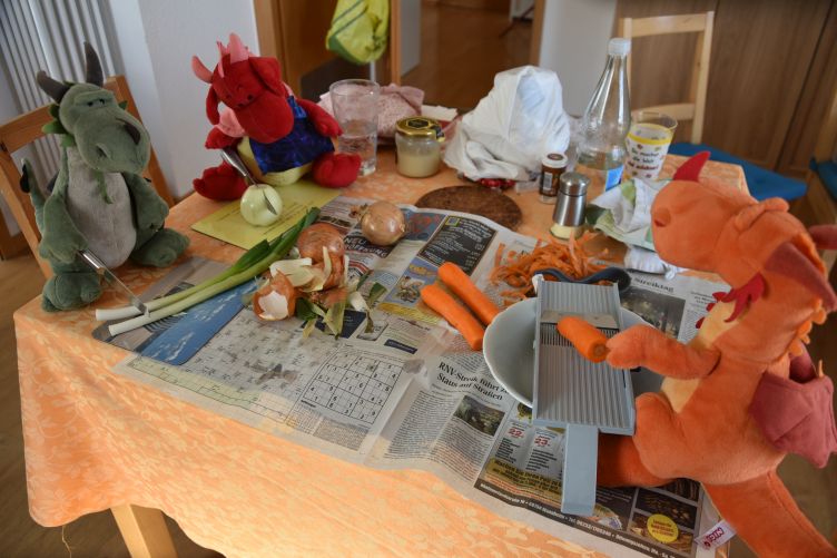 Rosa, Päffchen und Soleil bereiten das Mittagessen vor