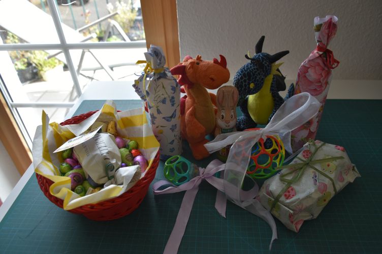 Paffina und Skadi verschaffen sich einen Überblick über die zu versteckenden Ostergeschenke