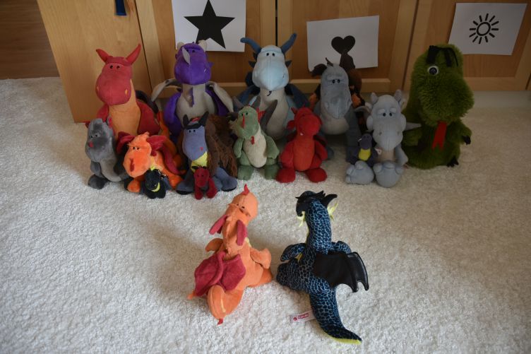 Paffina und Skadi erklären die Regeln