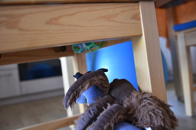 Luna und Minnie finden ein Geschenk unter dem Stuhl