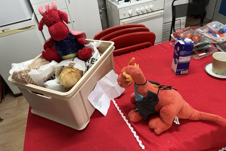 Rosa und Eldur kontrollieren die Brotlieferung