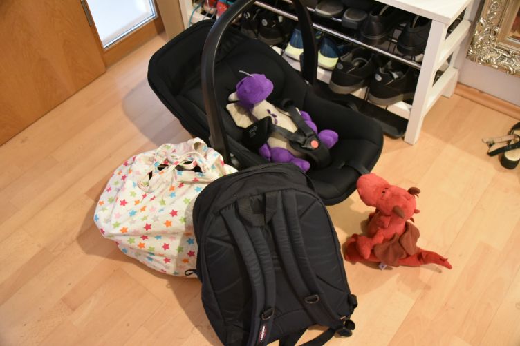 Violetta liegt in der Babyschale